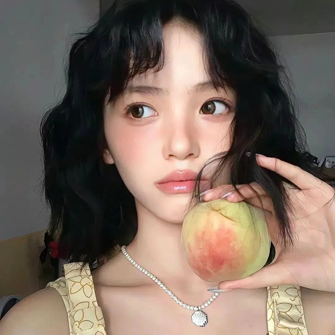 红唇女郎魅惑写真 - 烈焰红唇点燃激情
