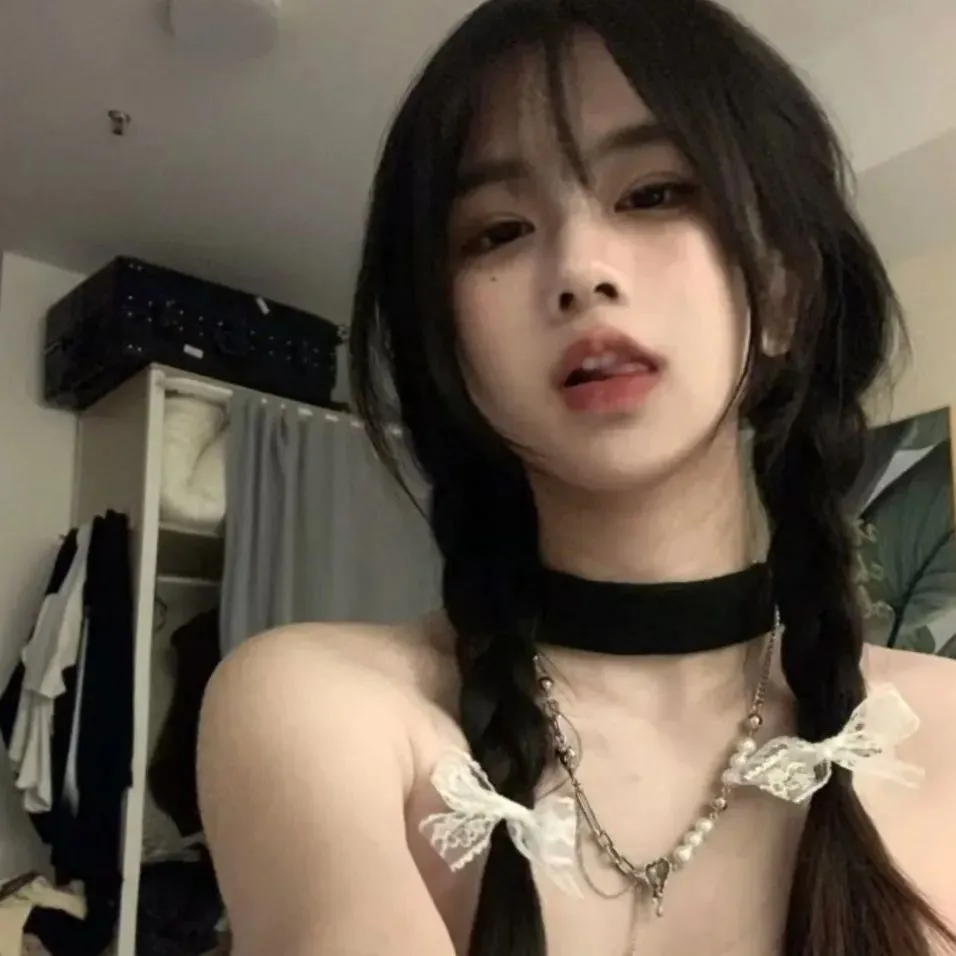 游泳女神水中写真 - 水花四溅的美丽瞬间